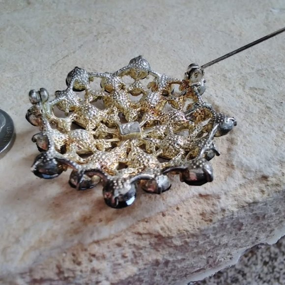 Vintage Pin/Brooch signed KC - Picture 2 of 7